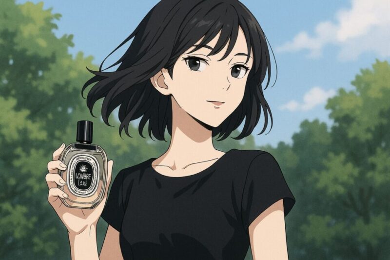 黒いモードなワンピースを着た女性が、ディプティック「ロンブル ダン ロー」の香水ボトルを手に持つ2Dアニメ風イラスト。背景は緑に囲まれた庭園のような風景で、カシスの青さとローズの奥行きを想起させる都会的でアートな雰囲気。