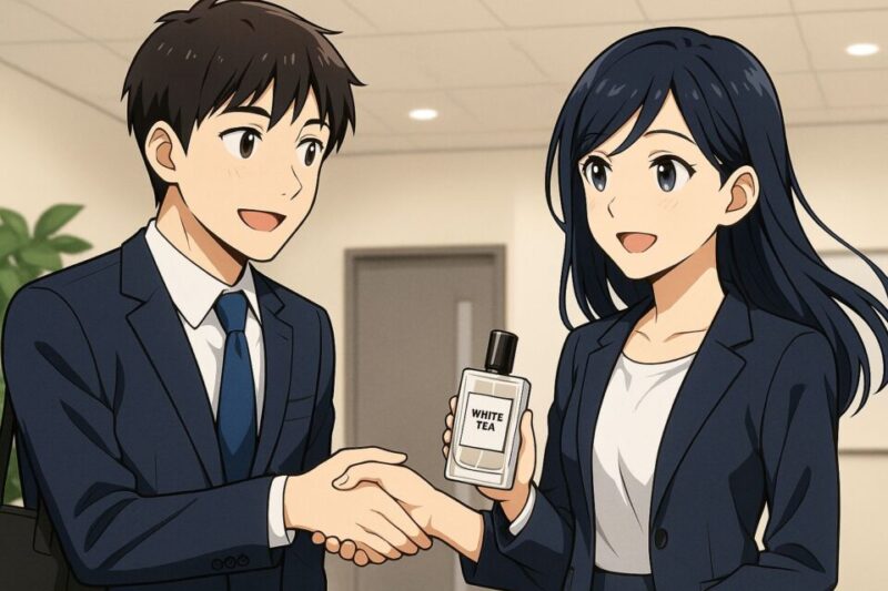 オフィスで初対面の挨拶を交わすスーツ姿の男女。女性が「WHITE TEA」と書かれた香水ボトルを手にし、爽やかで清潔感のある印象を演出している2Dアニメ風イラスト。